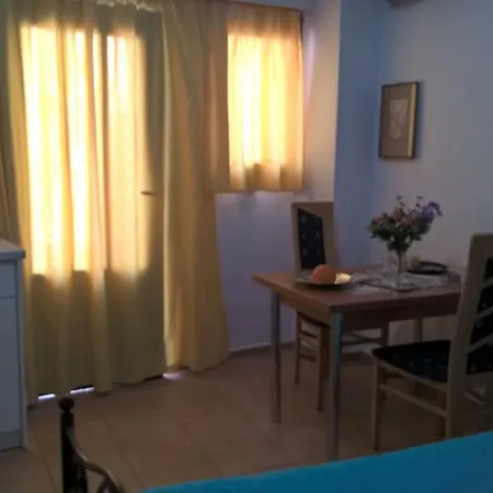 εlegant Liakos *