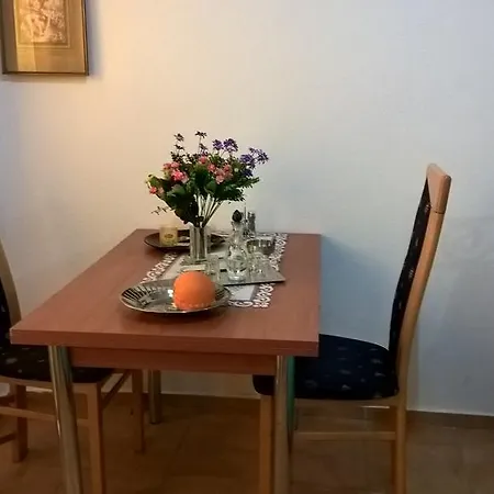 εlegant Liakos *